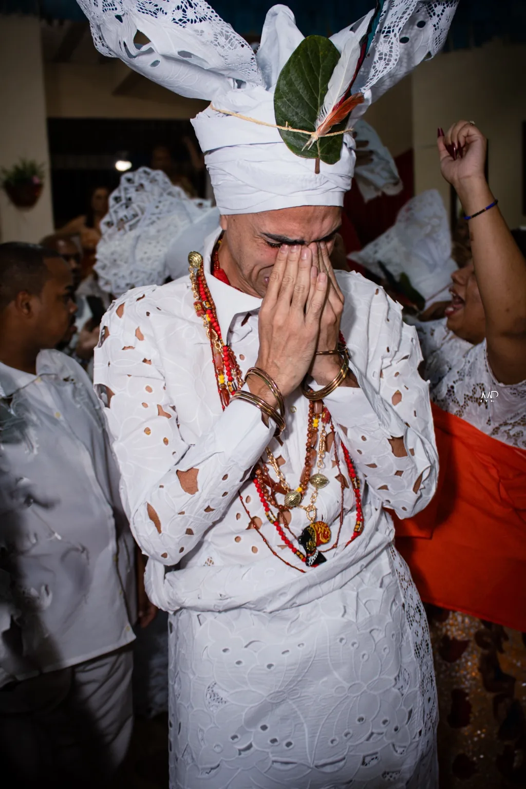 Pessoa emocionada em celebração